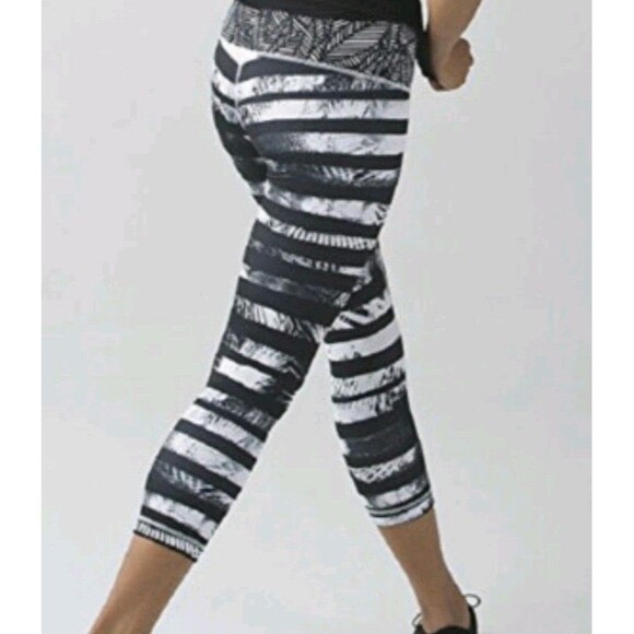 CLEARANCE!!!💥 Lululemon Wunder Under Crop II Size 2 Shady Palms Black Leggings - Picture 2 of 14